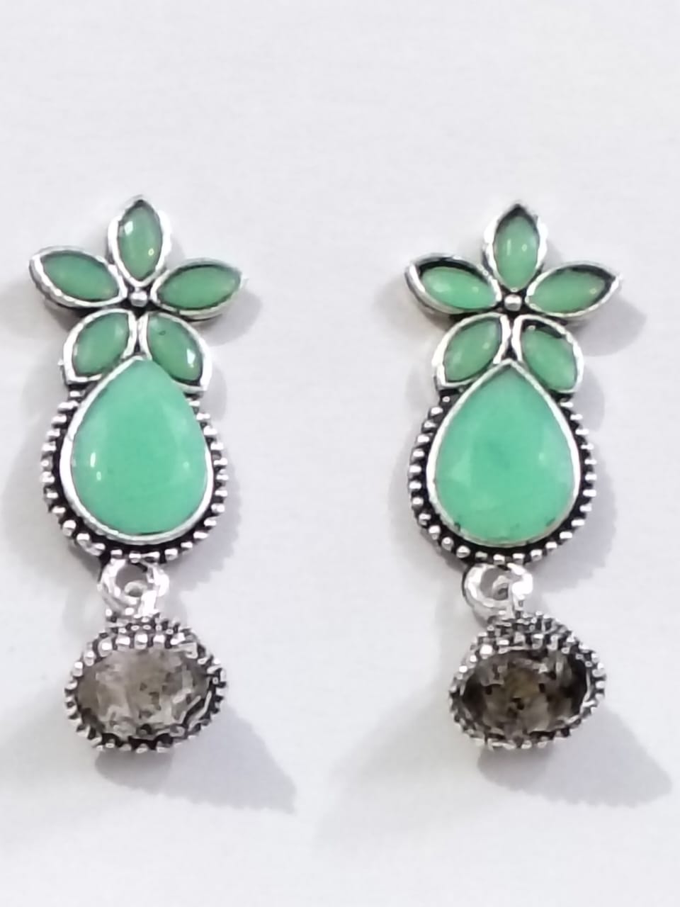 Vintage-Inspired Jewelry Set with Interchangeable Floral Earrings and Ornate Ring
