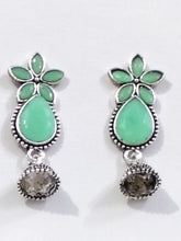 Vintage-Inspired Jewelry Set with Interchangeable Floral Earrings and Ornate Ring
